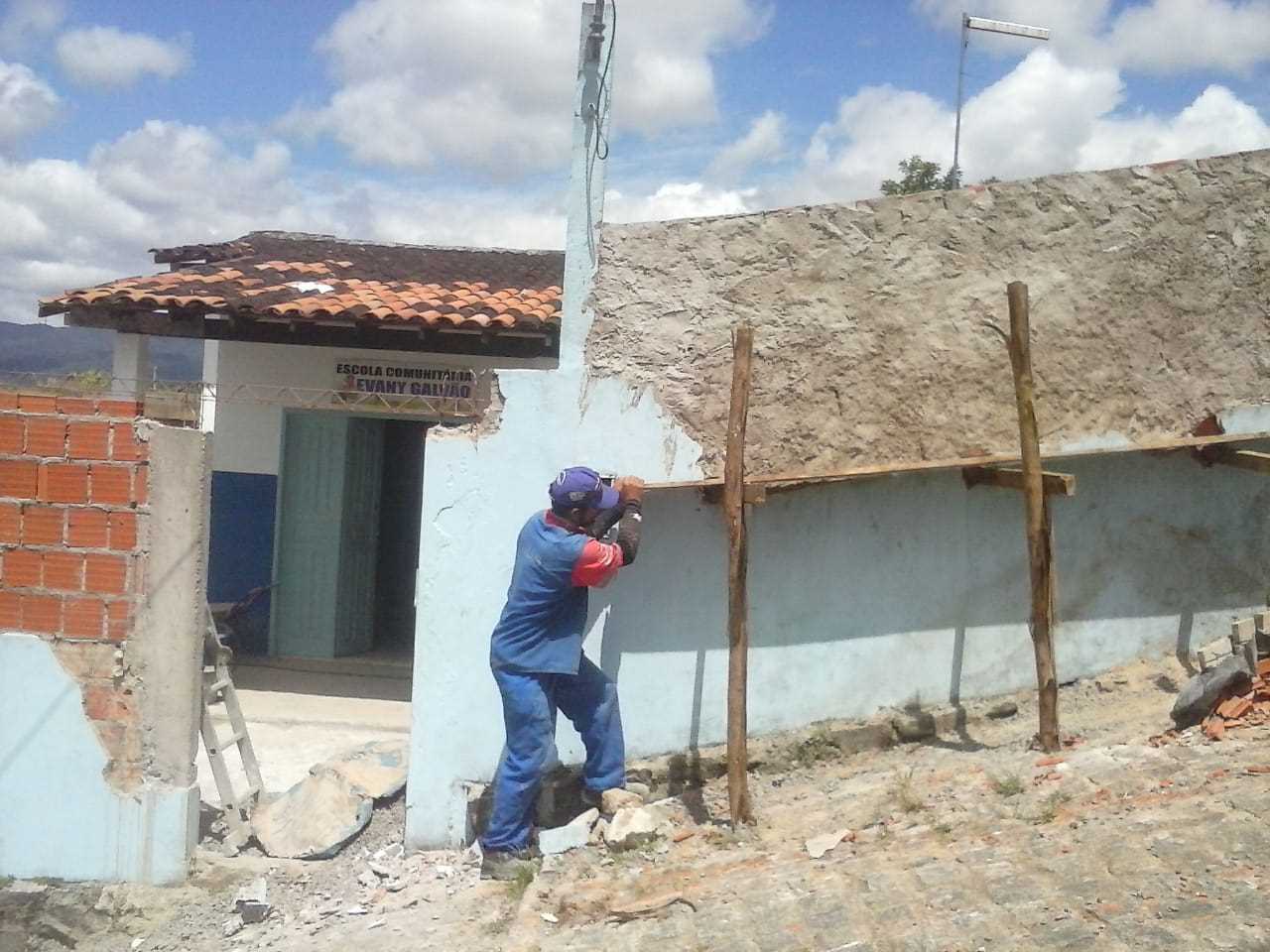 A Secretaria de Educação iniciou a construção do muro do terreno lateral na Creche Gracinha Loureiro